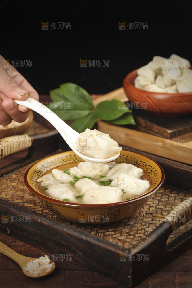 勺子上舀着馄饨
