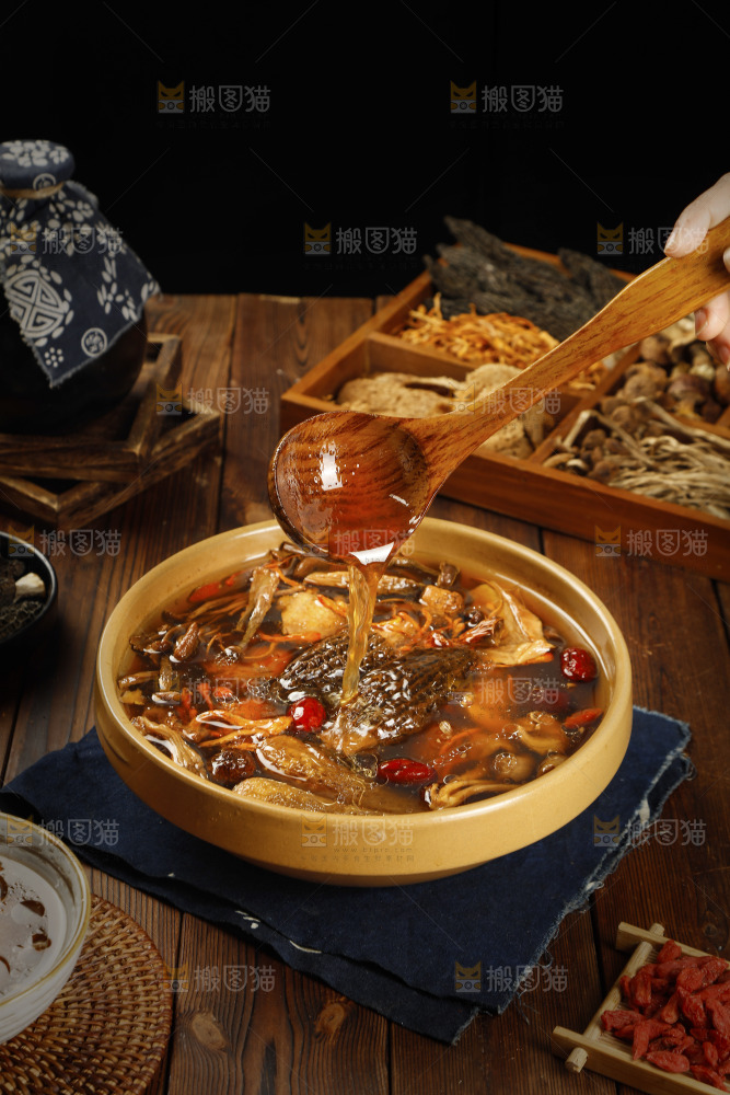 勺子上舀着八珍菌汤