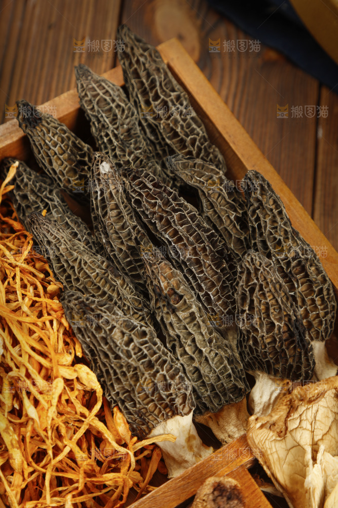 盘子里装着羊肚菌