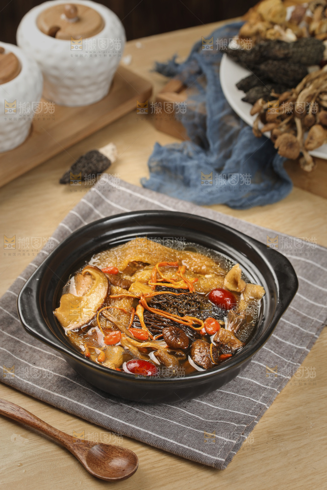 一锅七彩菌菇鸡汤