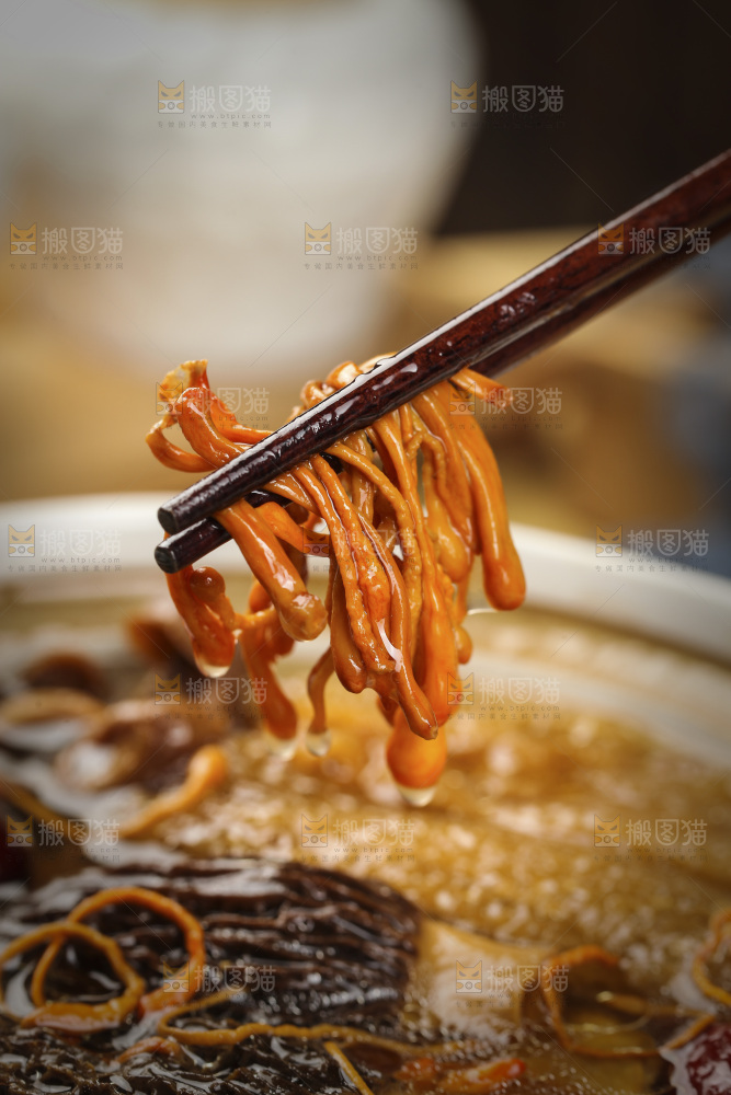 筷子上夹着虫草花