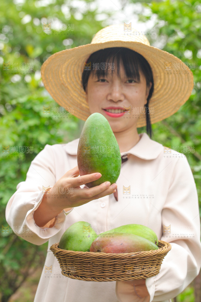 手里拿着金煌芒