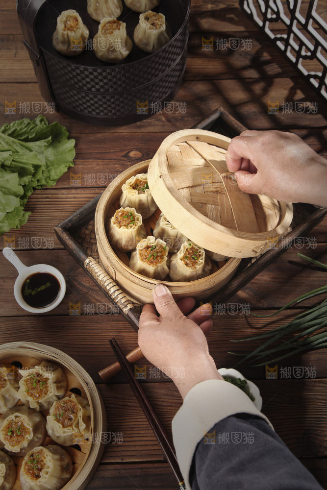 手里端着一笼烧卖