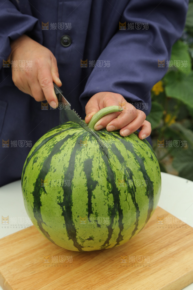 桌子上切着麒麟西瓜