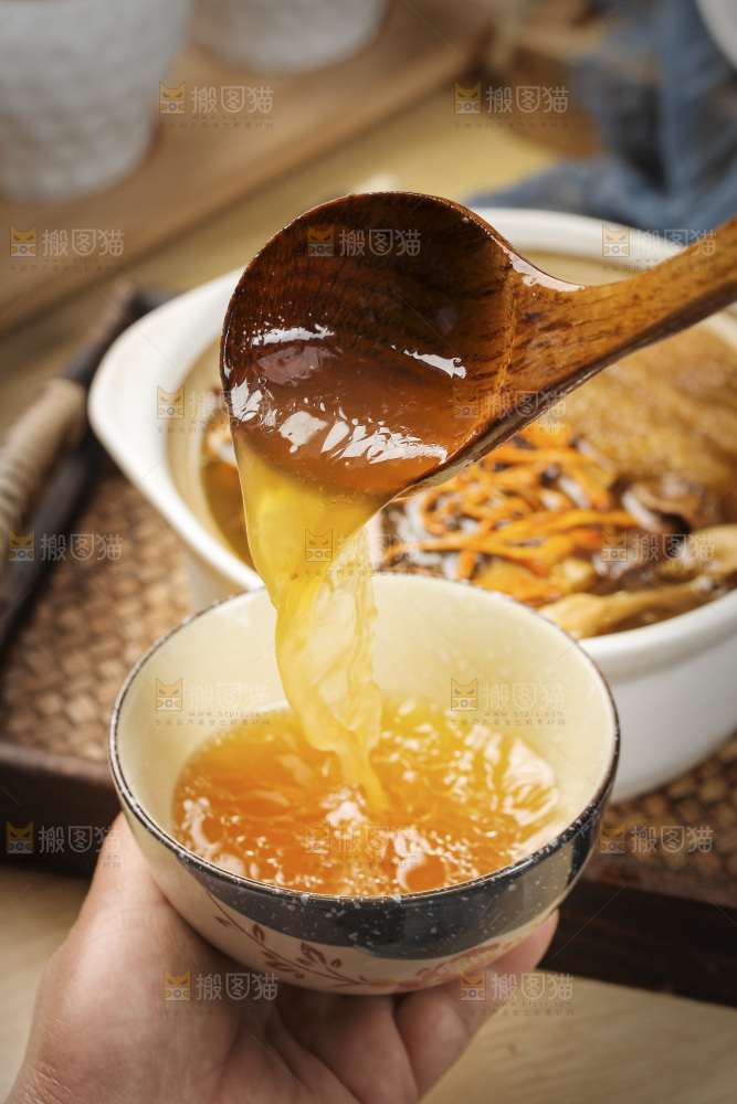勺子上舀着八珍菌汤