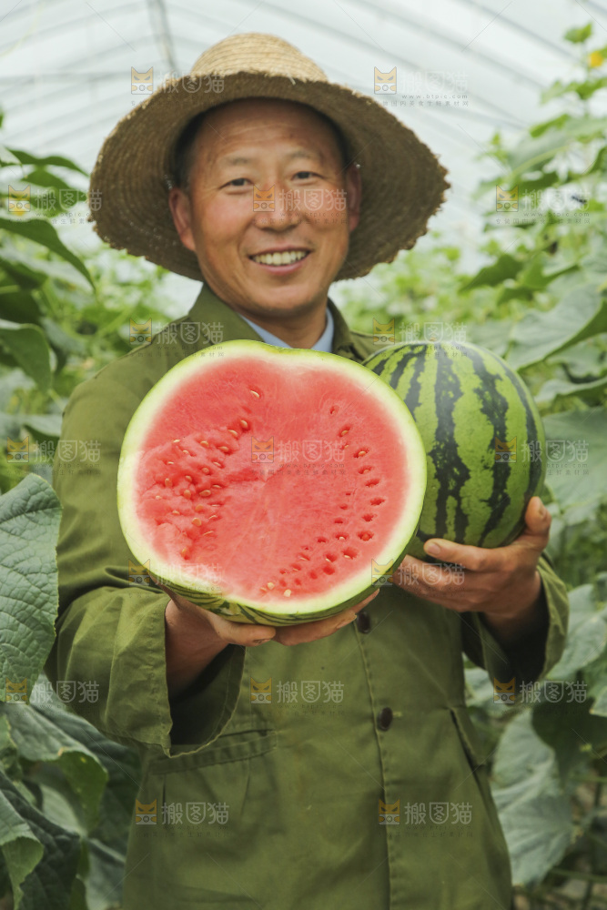 手里拿着切面的冰糖西瓜