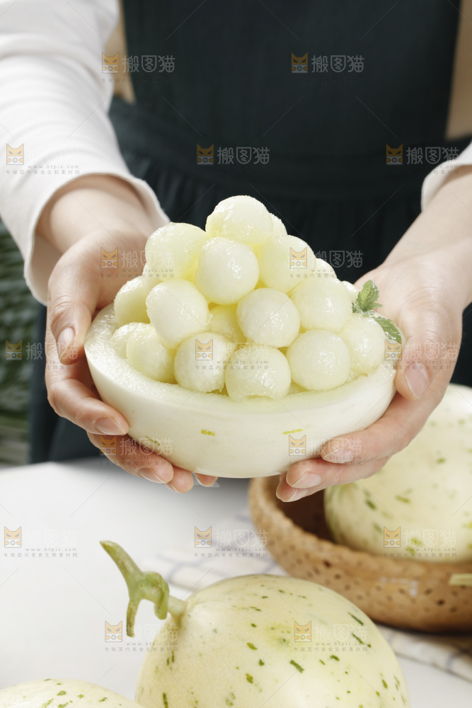 手里捧着月露流星蜜瓜果肉