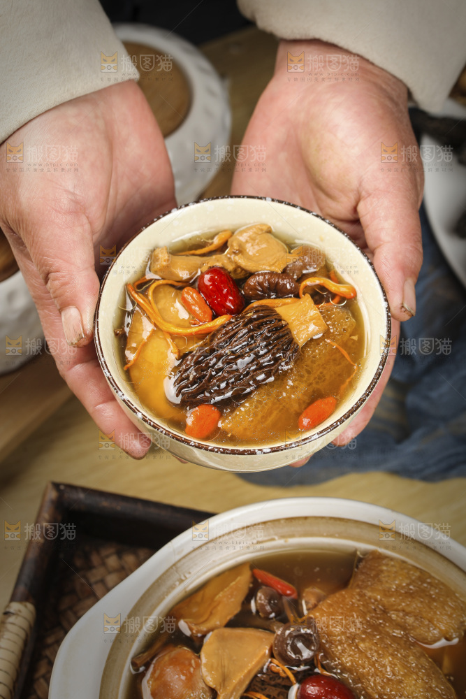 手里端着一碗八珍菌汤