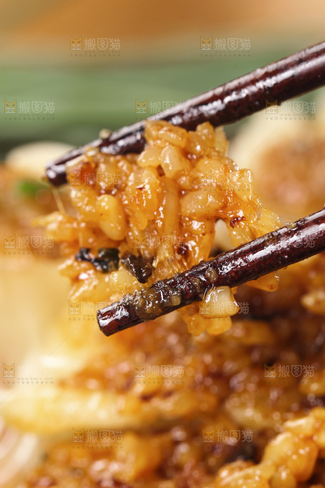 筷子上着着烧麦糯米食材