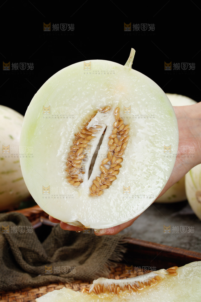 手里拿着白露流星蜜瓜