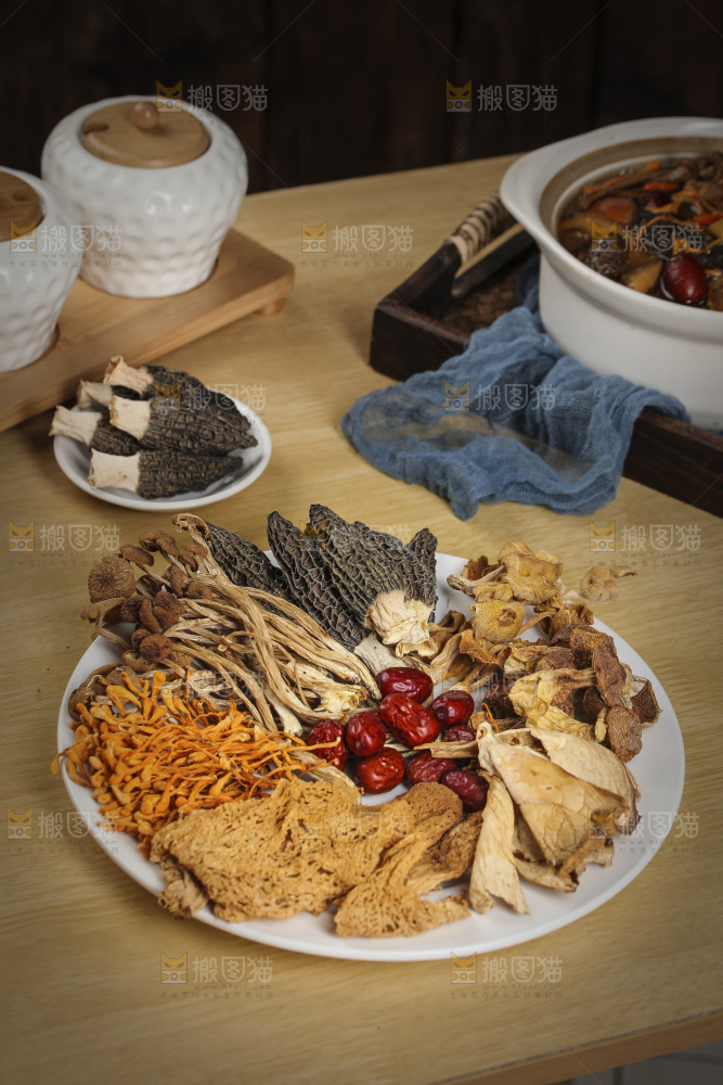一盘七彩菌菇