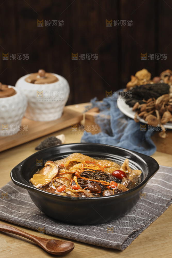 一锅七彩菌菇鸡汤