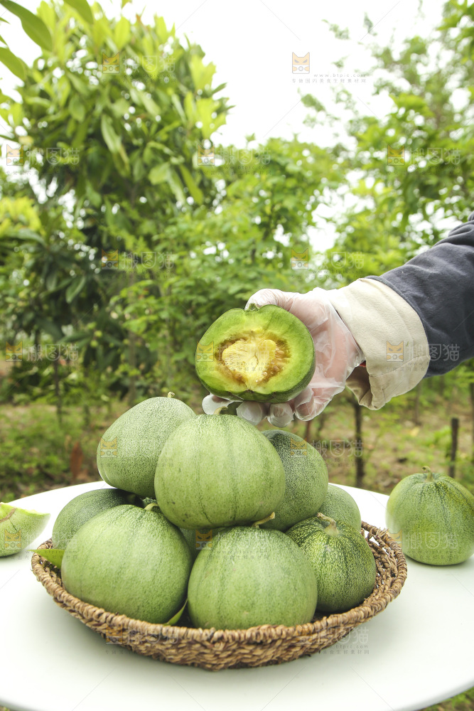 桌子上放着一篮绿宝甜瓜