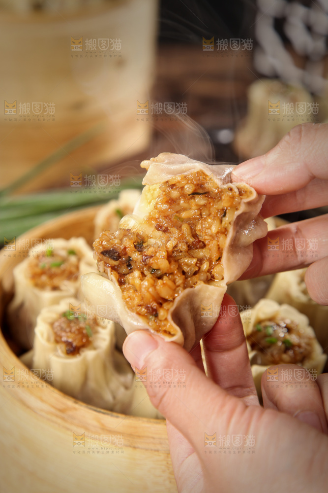 手里拿着烧卖