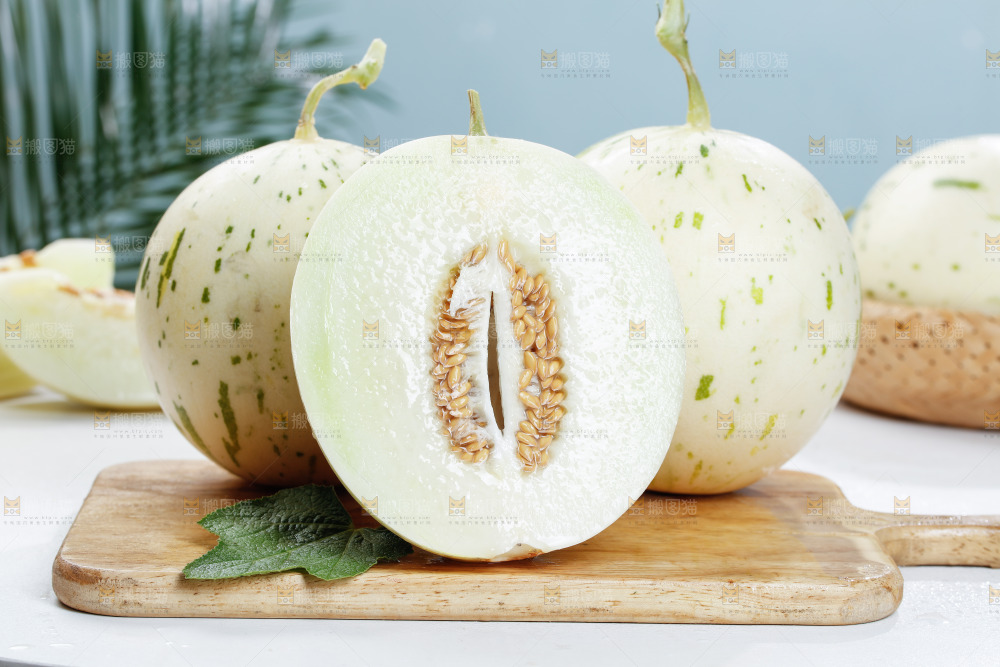 木板上摆放着白心月露流星蜜瓜
