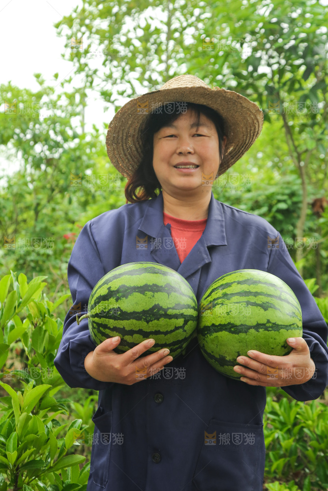 手里抱着西瓜