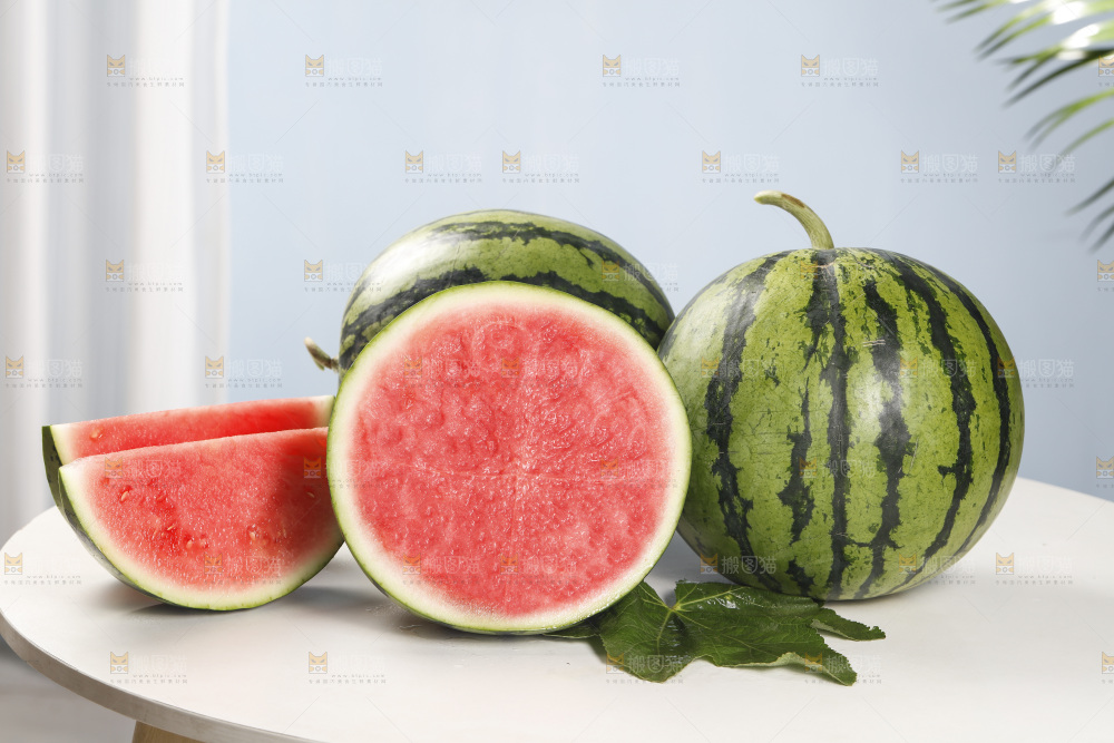 桌子上放着红肉西瓜