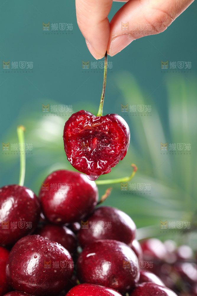 手里拿着大樱桃