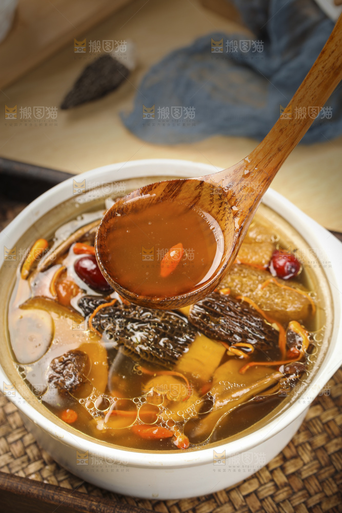 勺子上舀着八珍菌汤