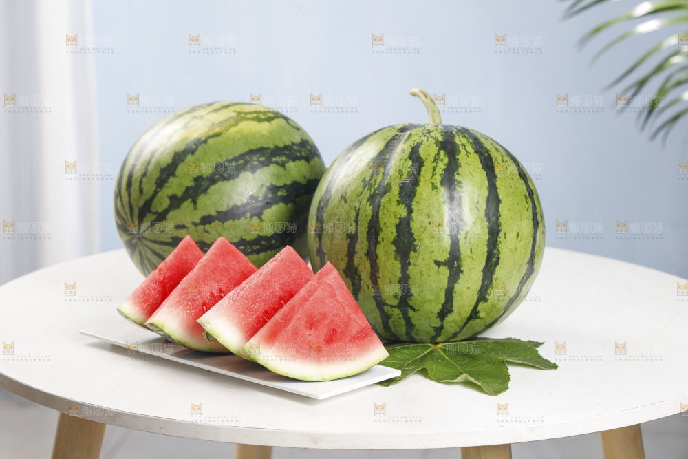 桌子上放着8424西瓜