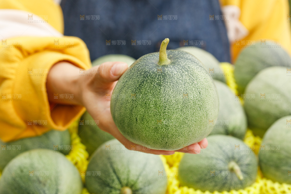 手里拿着绿宝石甜瓜