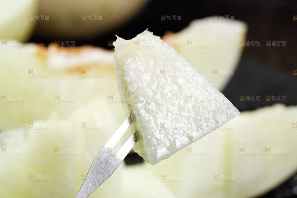 叉子上插着月露蜜瓜果肉