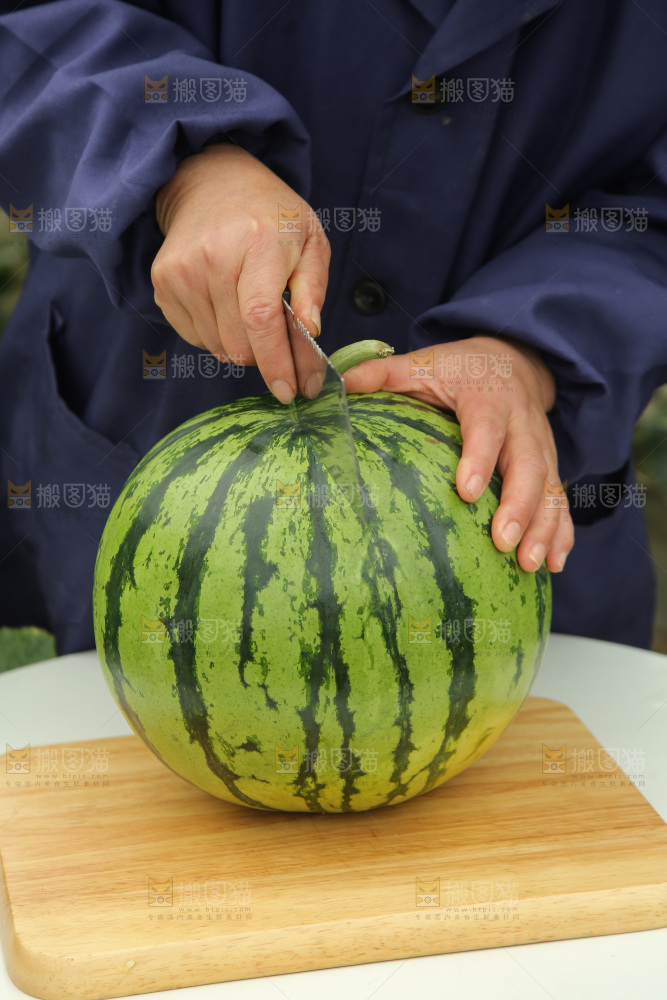 桌子上切着麒麟西瓜