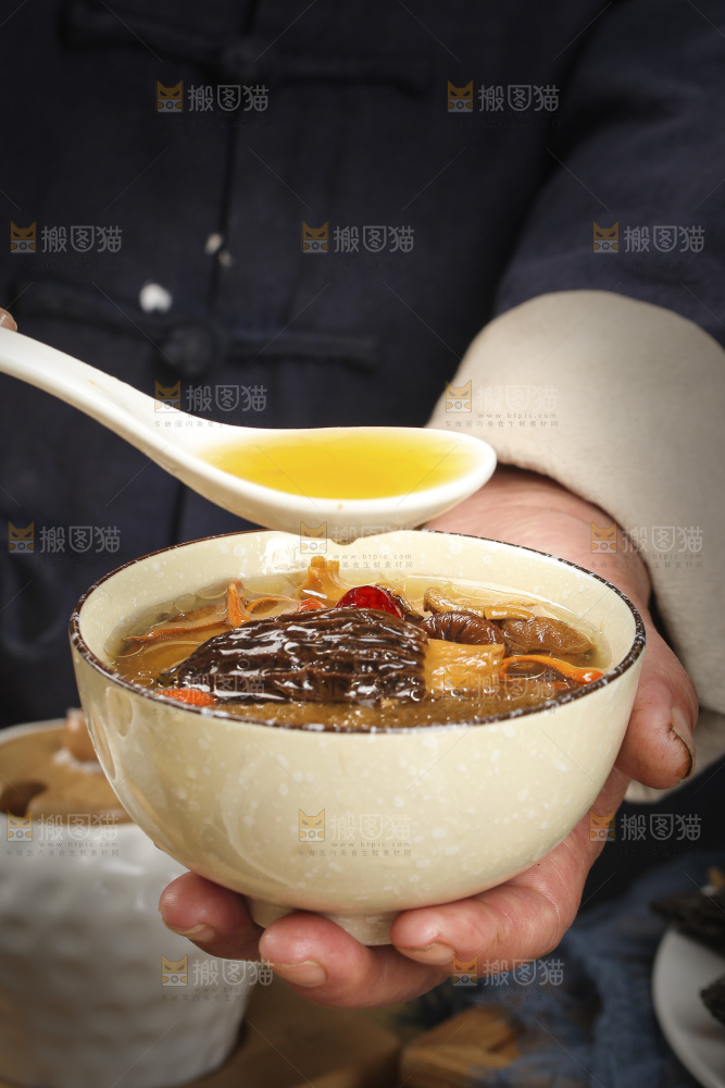 手里端着一碗七彩菌菇炖鸡汤