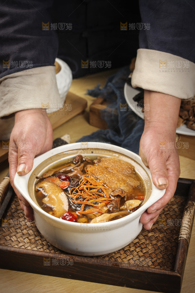 手里端着一锅七彩菌菇汤