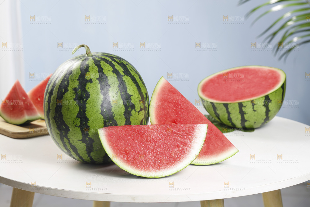 白底上放着麒麟西瓜