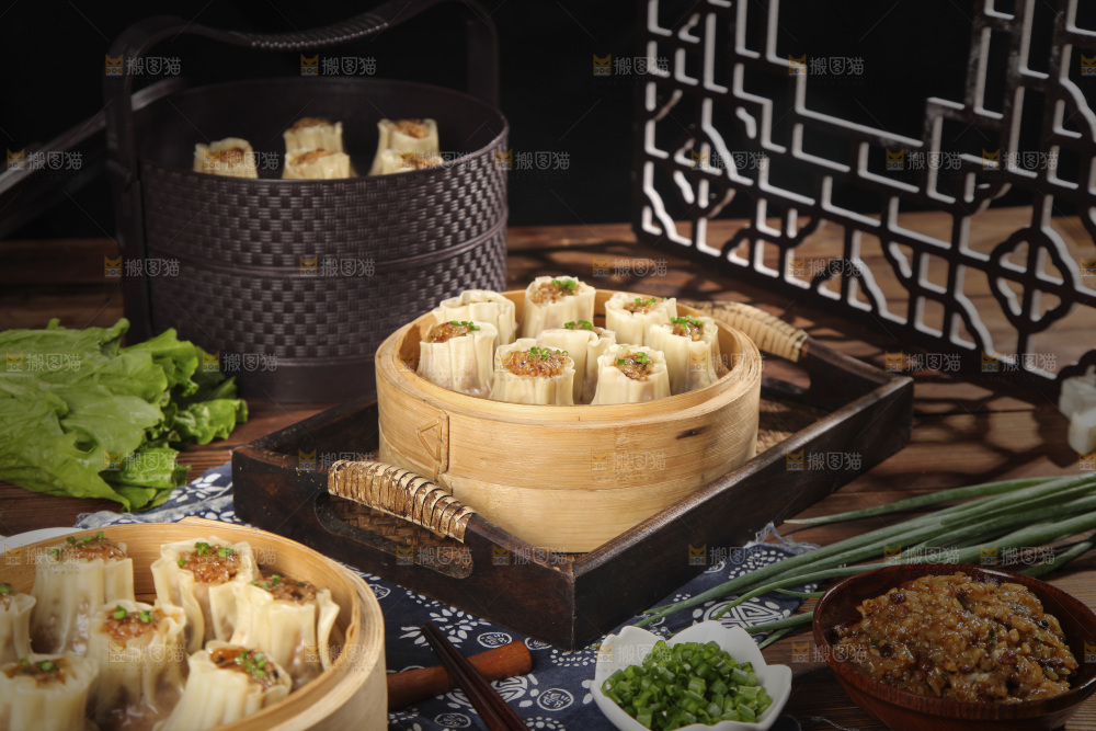 案板上摆放着糯米烧麦