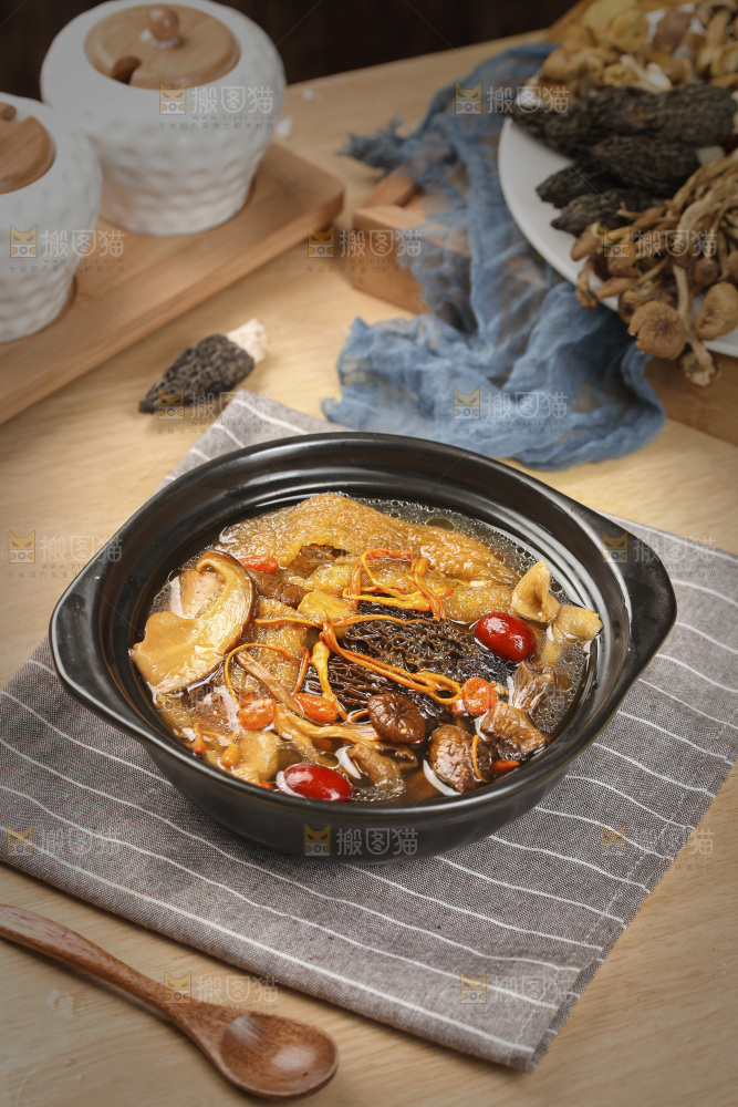 一锅七彩菌菇鸡汤