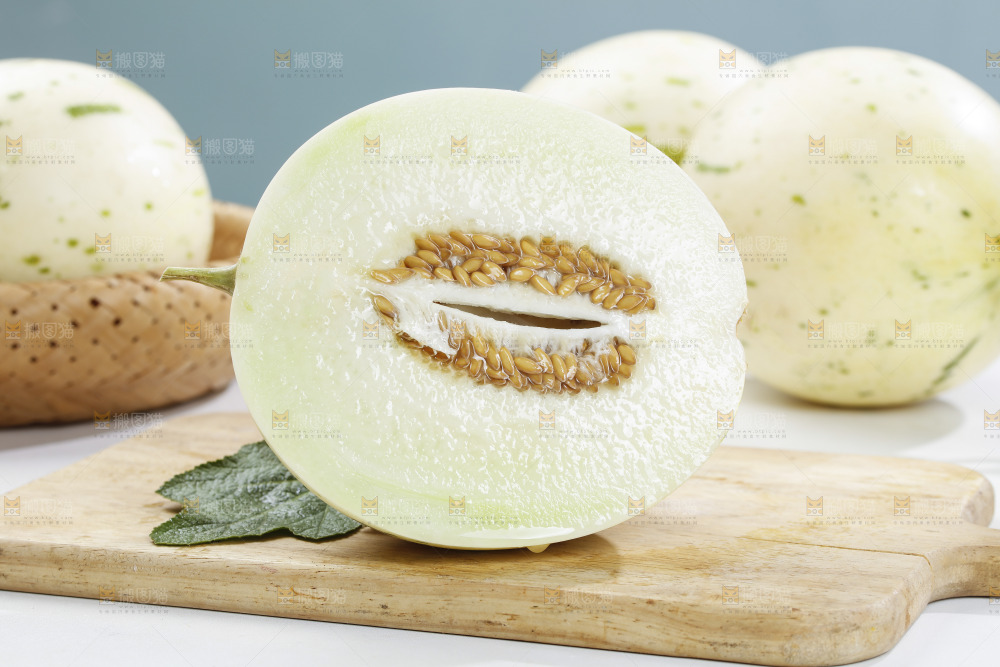木板上摆放着白心月露流星蜜瓜