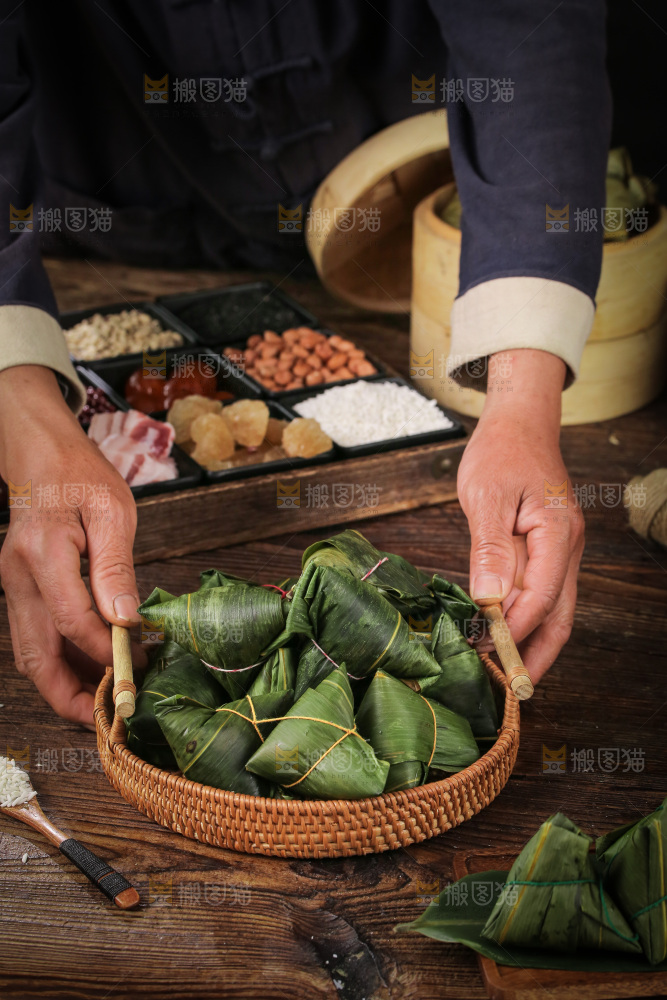 手里端着一篮粽子