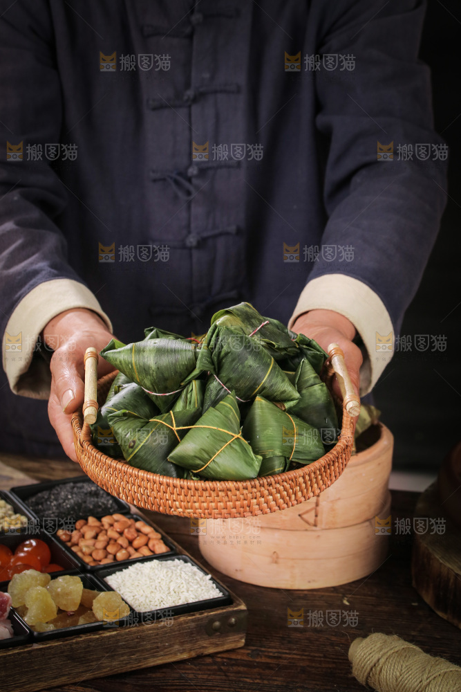 手里端着一篮粽子
