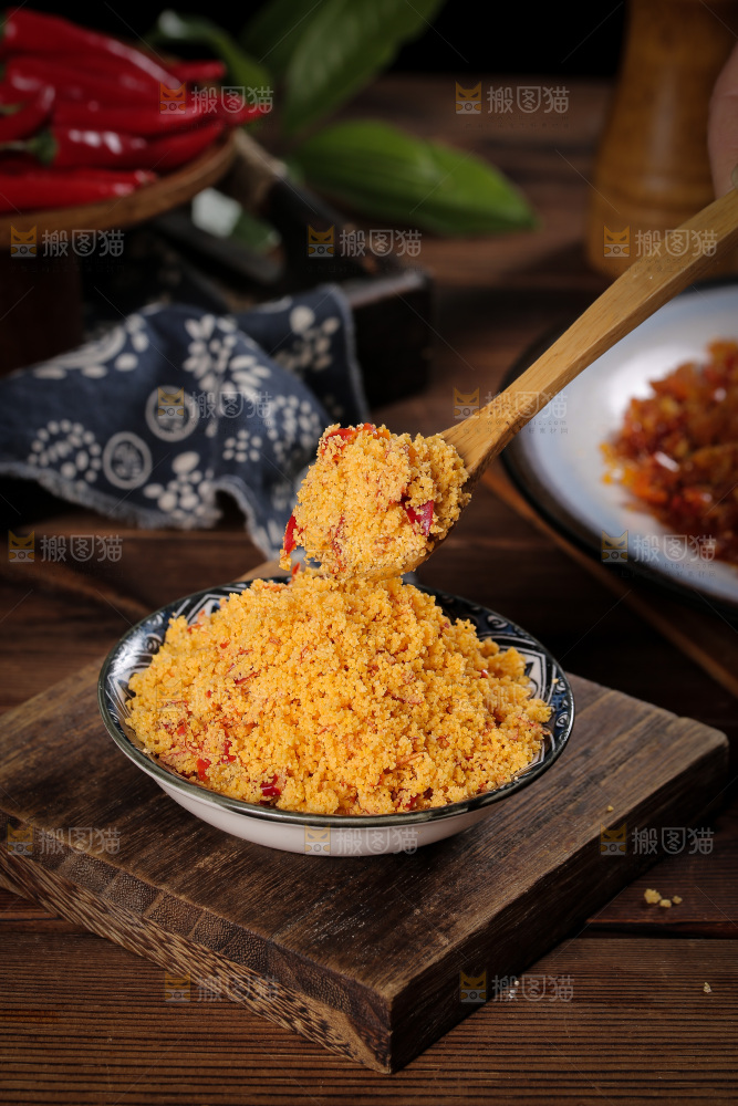 勺子上舀着鲊尖椒