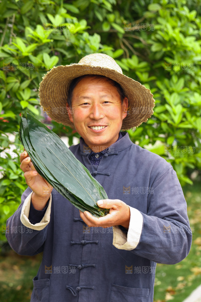 手里拿着粽叶
