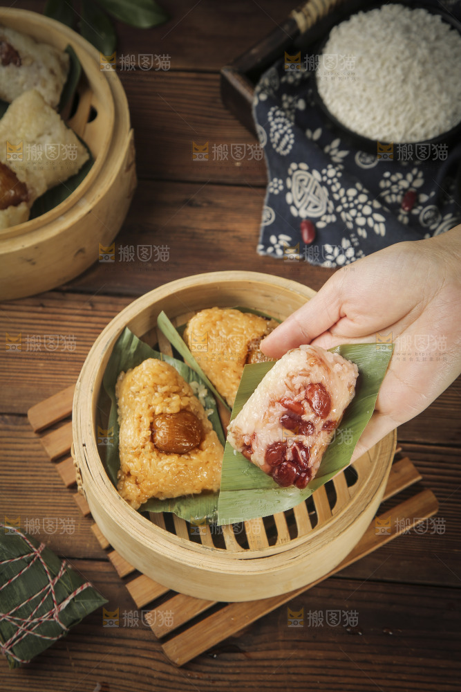 手里拿着红豆粽