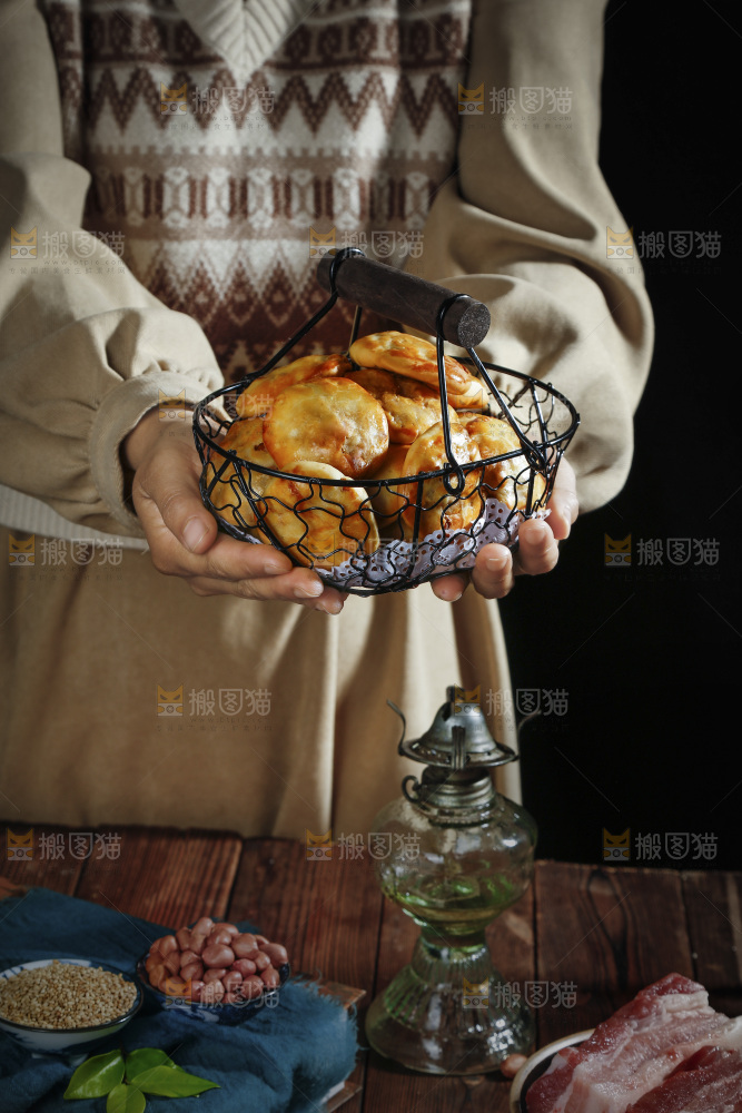 手里端着一篮鸡仔酥