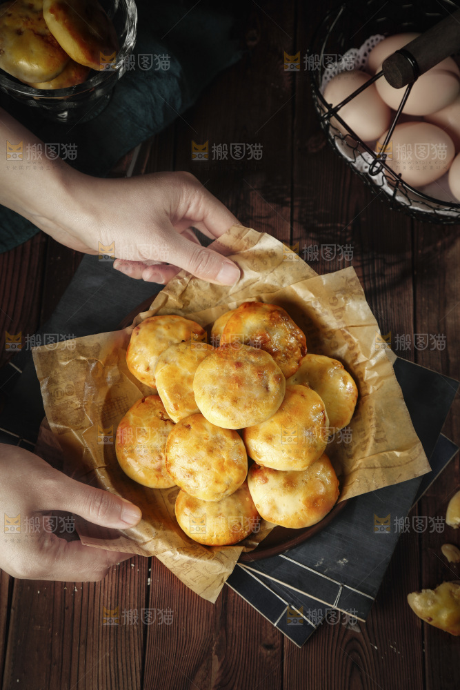 手里端着一盘广式鸡仔饼