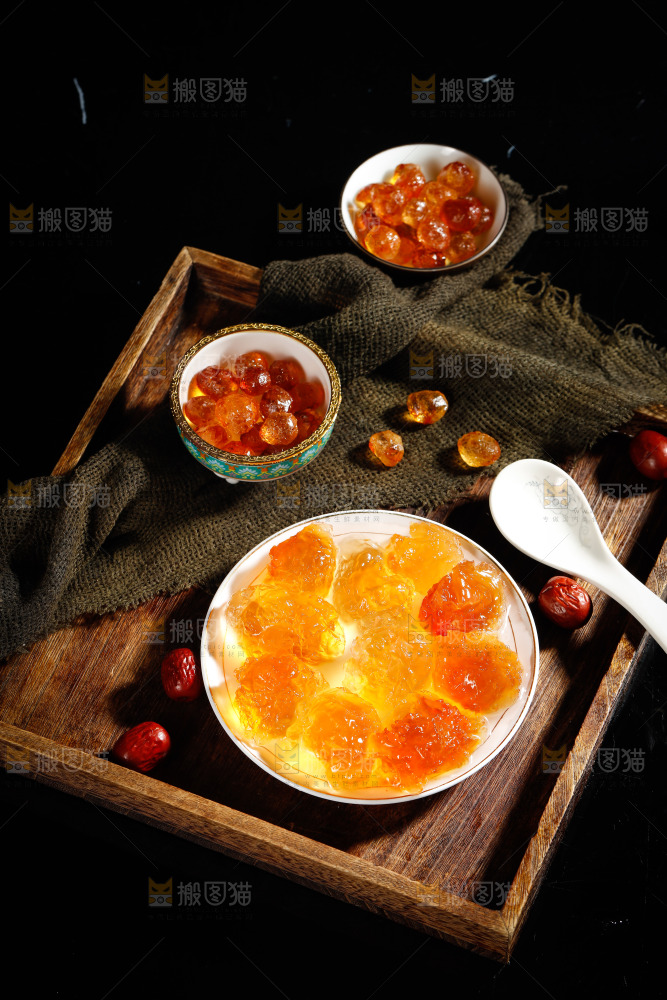 一盘泡发过的桃树胶