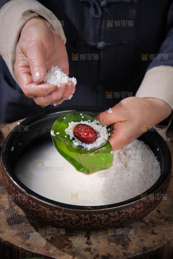 手里着包着粽子