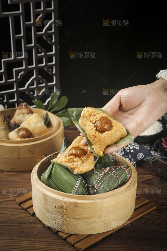手里拿着蜜枣粽子
