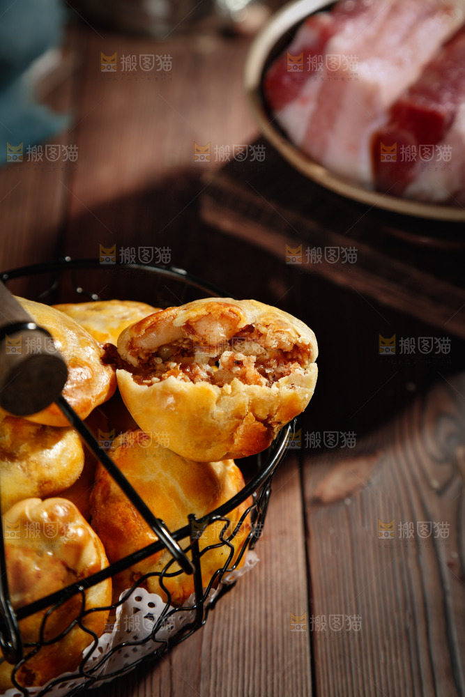 木底上放着一篮鸡仔饼
