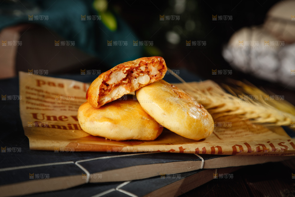 报纸上摆放着鸡仔酥饼