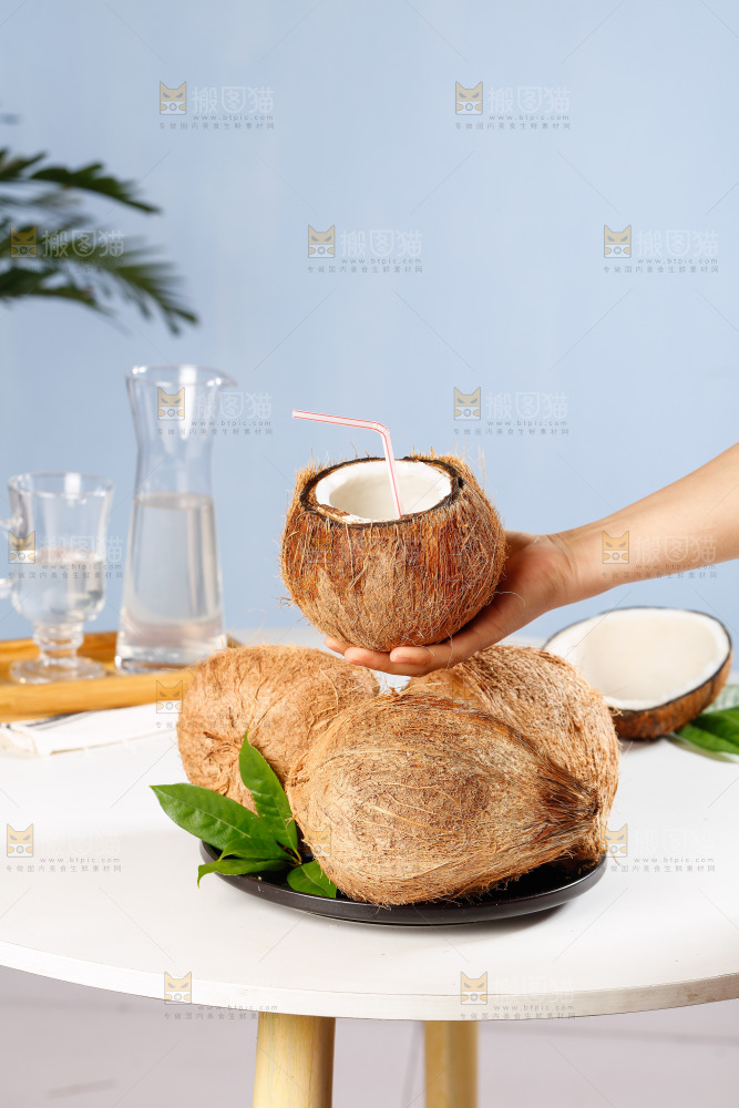 手里拿着椰子汁
