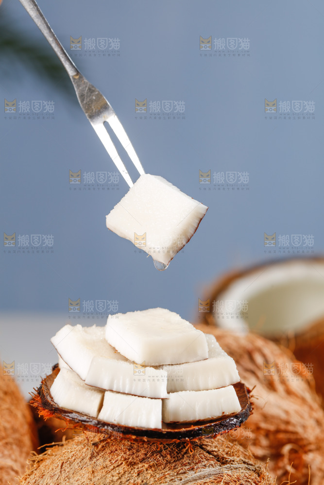 叉子上插着椰肉