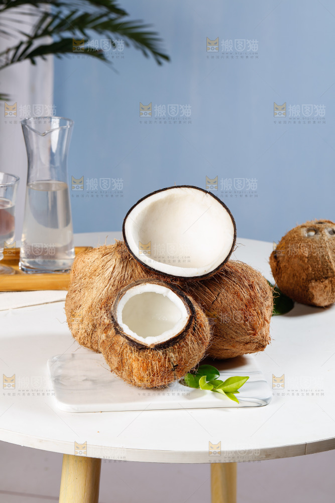 白底上放着牛奶老椰子