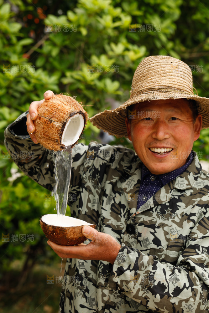 手里倒着椰子汁