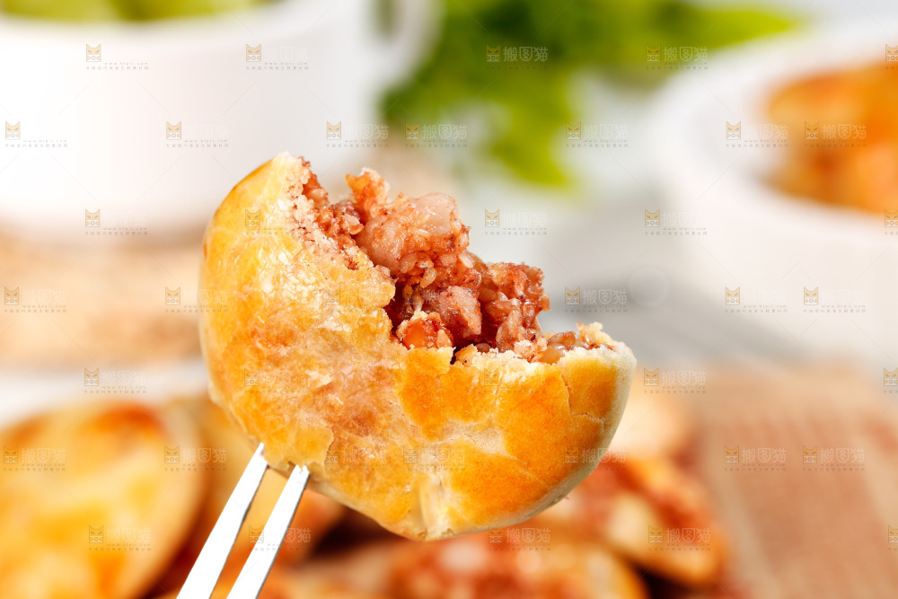 叉子上插着鸡仔饼